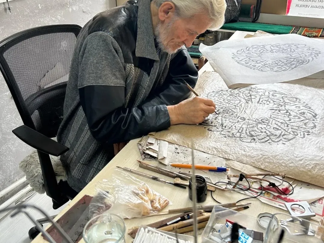 Duvarlar boyunca eserler — Hattat Kâmil Nazik'in atölyesi