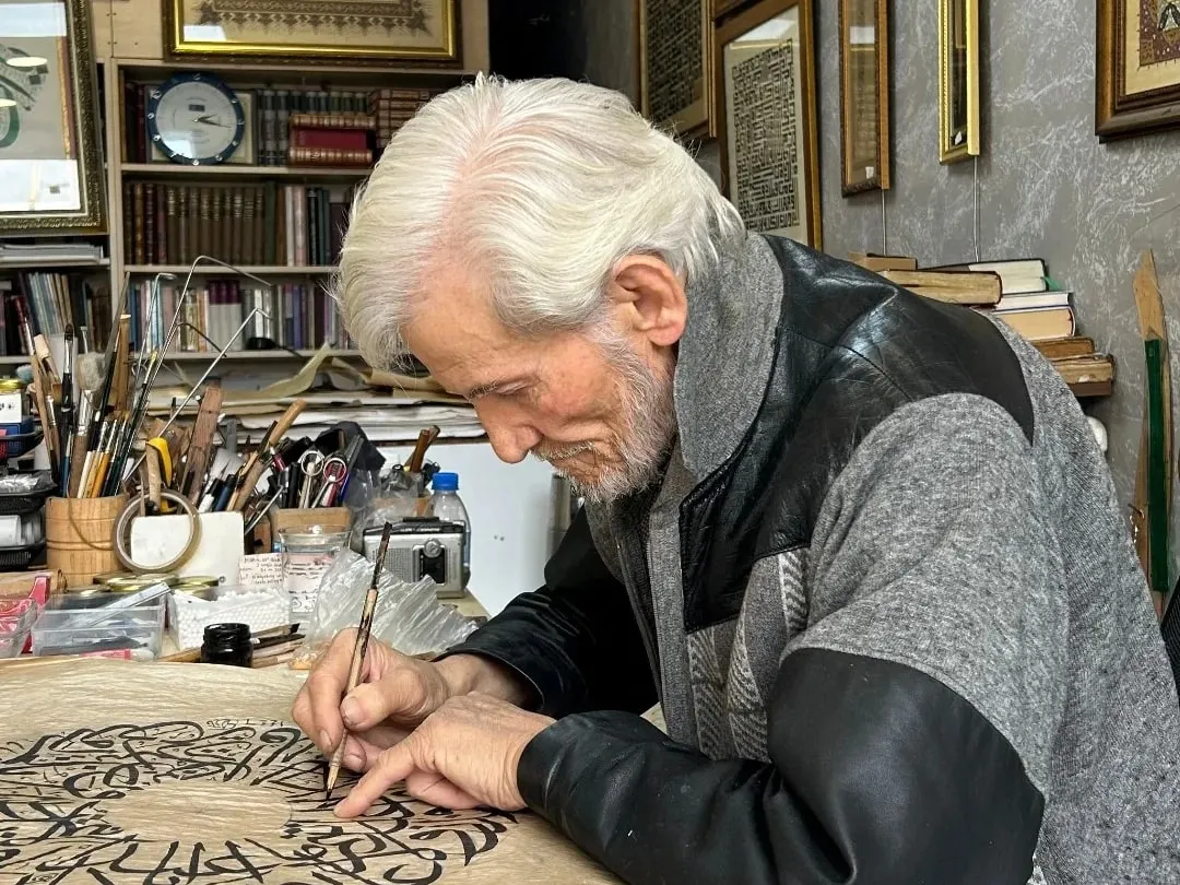 Hattat Kâmil Nazik Sirkeci'deki atölyesinde yazarken