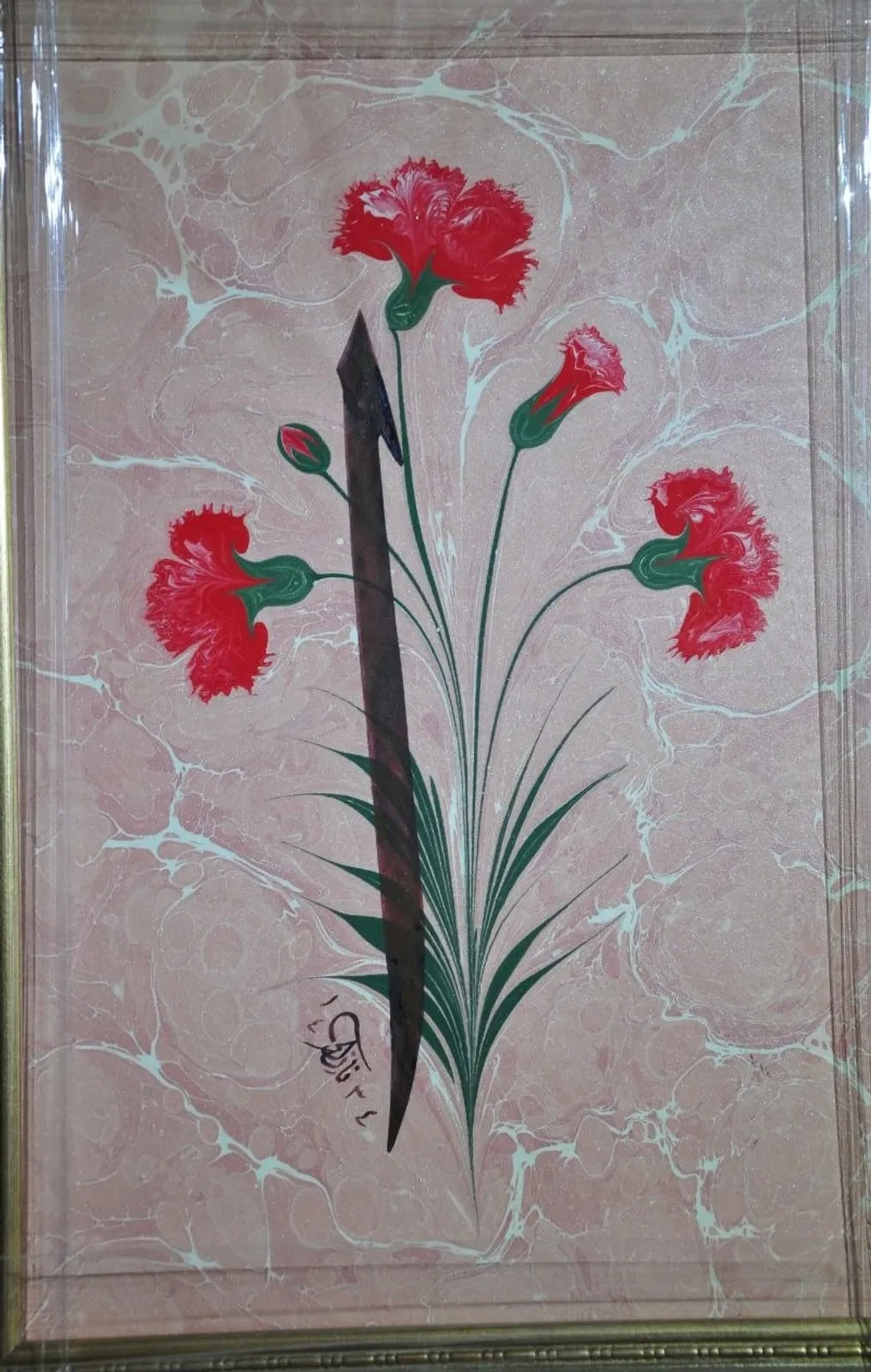 Pembe ebru zemin üzerine kırmızı karanfiller ve kamış kalem tasviri