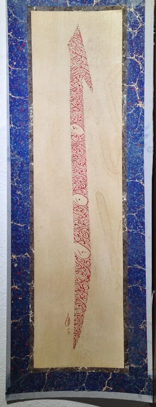Kılıç biçiminde istiflenmiş, kırmızı mürekkeple ince yazı